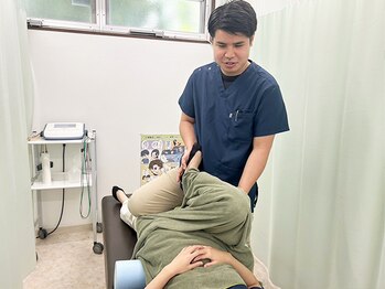 かえる堂鍼灸整骨院 沖縄店の写真/【癒しより”根本改善”国家資格者が原因を見抜く施術】もみほぐし+猫背矯正4,980円/猫背・巻き肩