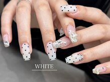 ホワイト(WHITE)の雰囲気（ハンド・フット同時施術可能です！春ネイル/ドット柄/フィルイン）