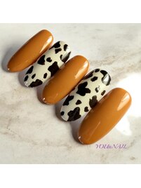 キャメルカラーの牛柄ネイル