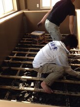 ティーケーエム エンザイム スパ(TKM Enzyme Spa)/備長炭敷き詰め作業