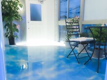 脳内扉スパ 時空浴の雰囲気（扉を開くと光と水面から癒し始まる時空を越えた入口）