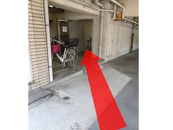 首の休日/【道順】11 入口左にエレベータ