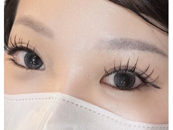 シャイニーラッシュ(shiny lash)の写真/【圧倒的モチ】すぐバラつく/抜けるお悩みに◎1本ずつ丁寧に密着させる極上フラットラッシュ