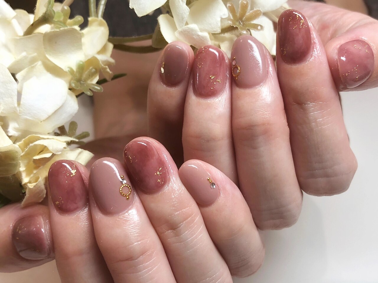 2025年-2026年冬トレンド】ピンクブラウンのネイルデザイン集｜人気順