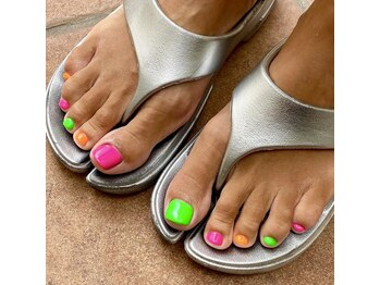 ¥8360 ネオン3色フットネイル