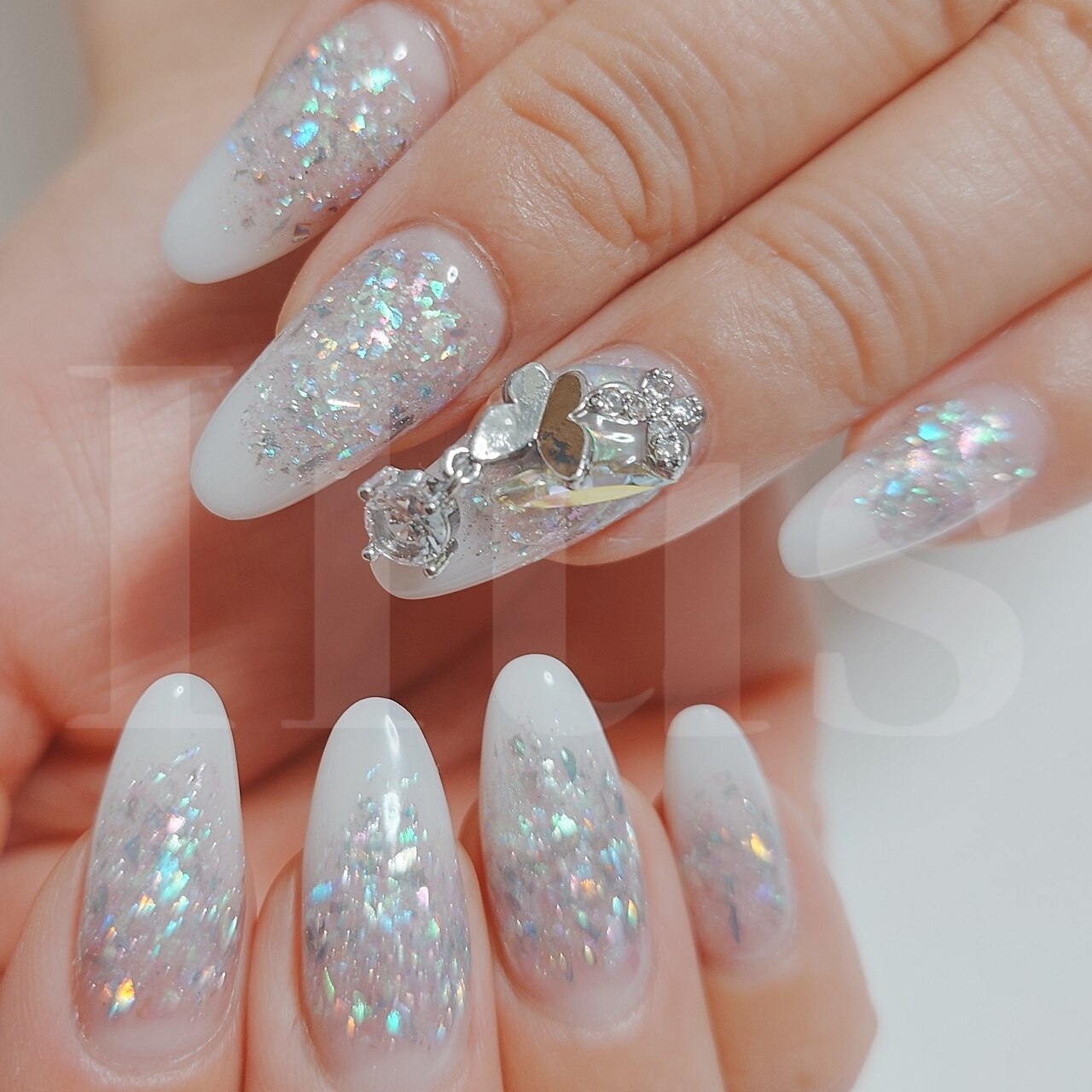 2025年-2026年冬トレンド】ラメグラデーション ハンド ロングのネイル