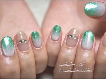 ネイルサロンアンドスクール エーアール(AR)/ラインストーンが目を惹く☆