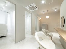 アンドシー 西宮北口店(and she.)の雰囲気（落ち着く空間♪メイクスペース完備なのでお出かけついでにも◎）