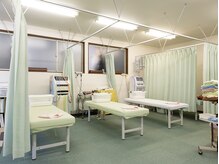 整骨院けんしん 安積院の雰囲気（施術台）