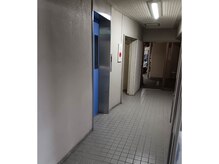 首の休日/【道順】12 エレベーターで4階へ