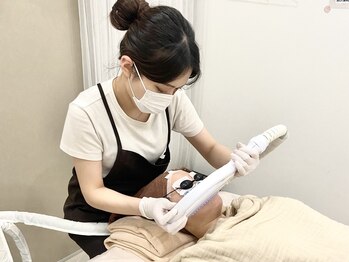 シェアサロン レノール(SHARE SALON LENORL)/【momiji】顔脱毛施術風景