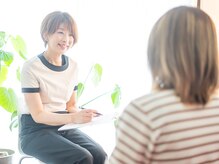 クレル(Clair)の雰囲気（お客様のお肌の状態やお悩みを伺い、施術内容のご説明を致します）