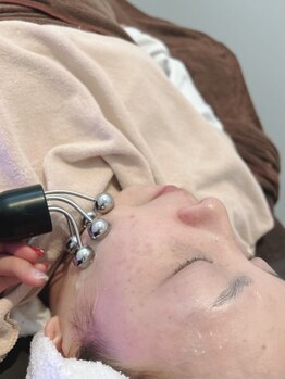 ビジュー(Bijou)の写真/ダウンタイム無しのピーリング×ハイドロ洗浄で毛穴汚れもスッキリ♪なめらかで均一な艶やかなお肌に＊