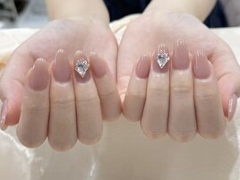 ワンカラーネイル×大きめパーツ