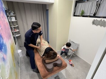 イーライフ鍼灸接骨院の写真/小さいお子様連れOKの完全個室でリラックス。豪徳寺駅徒歩1分、バウンサーも完備で安心な空間♪