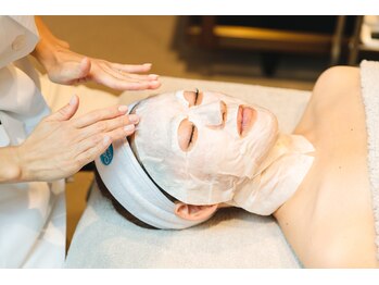 サロン プリーヴィ ドゥブルヴェ(SALON PRIVE W)の写真/【たるみケアにはカーボキシー炭酸パック】毛穴の開きが年齢肌に繋がる…炭酸パックなら引き締め効果抜群★