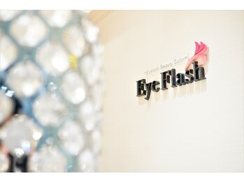 アイフラッシュ 阪急西宮ガーデンズ店(Eye Flash)/このロゴが目印