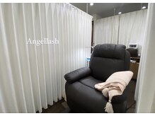 リクライニングチェアでの施術となります