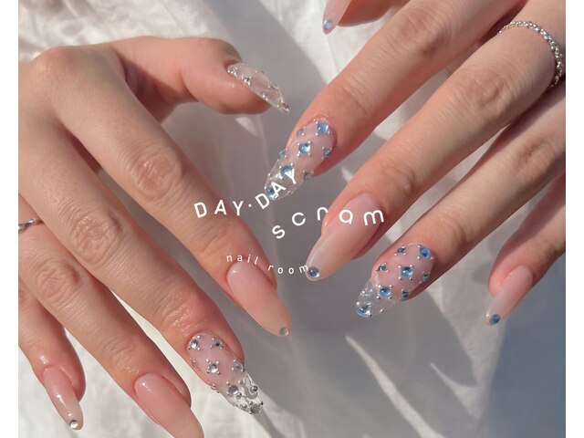 DAY DAY scream  - nail room - 