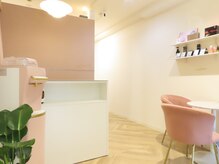 アールグランド 学芸大学店(R-ground)の雰囲気（ピンクグレーで統一された、キレイかわいい店内。）