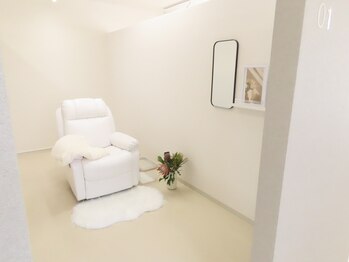 トパーズブロウ 宇都宮竹林店(TOPAZ BROW)の写真/個室空間での施術だから周りが気にならない♪ハイクオリティの技術で理想の目元を実現します◎