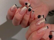 ラメグラデーションとぷっくりハートで、甘すぎない大人ガーリーネイル。