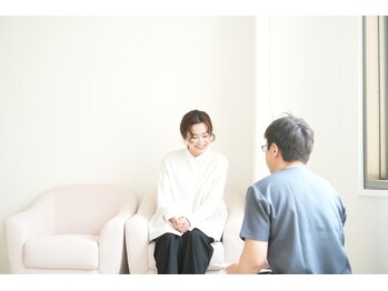 カラダの調整所/陽射しの入る店内です