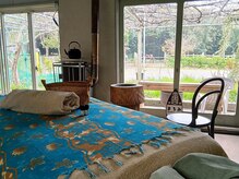 まろみの雰囲気（お部屋の中からは放牧中の馬達が過ごしている姿が見えることも）