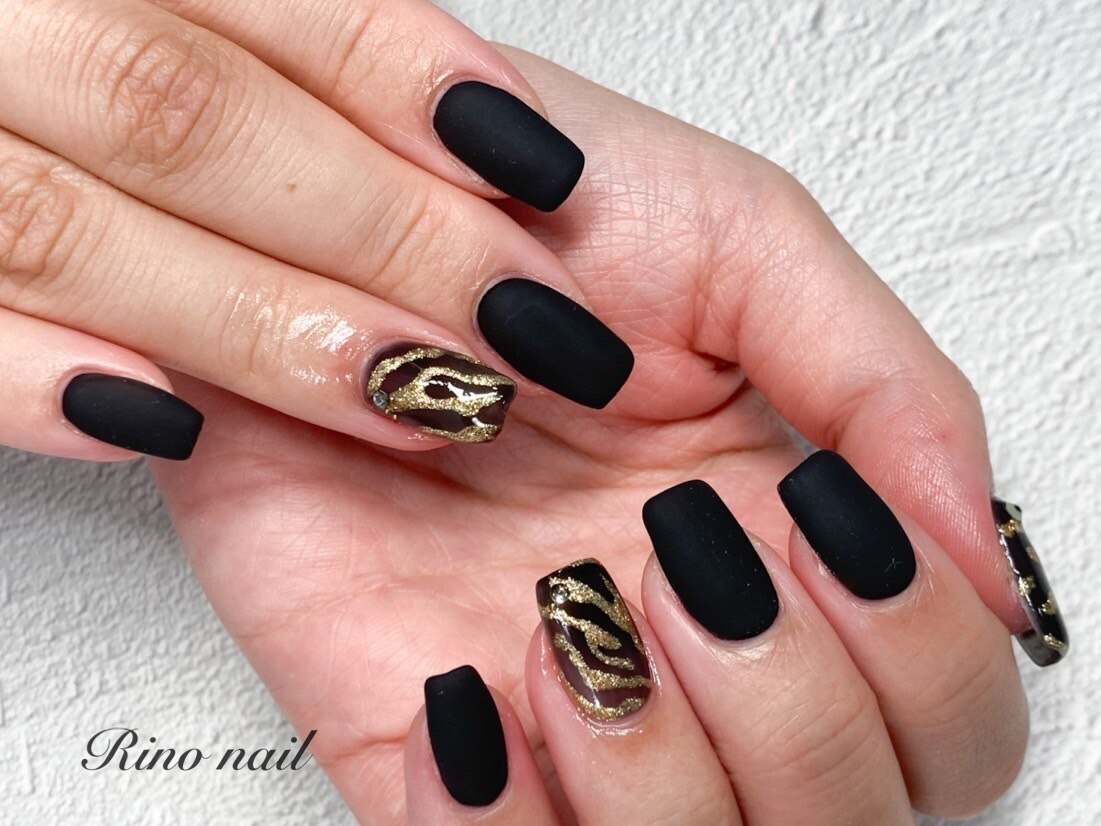 2025年-2026年冬トレンド】ブラック シンプルのネイルデザイン集｜人気