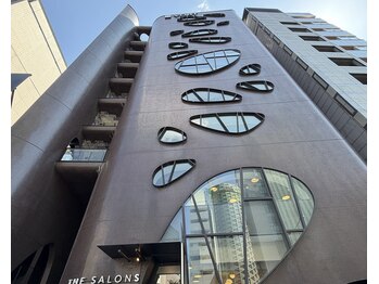 アオアイラッシュ 渋谷 表参道(ao.eyelash)/外見はこの歪な窓が特徴的！！