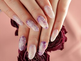 大人可愛いフラワーネイル