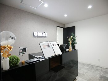 オーメンズ 名古屋高岳本店/グレーと黒の男らしい内装です