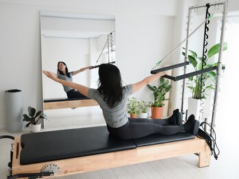Pilates studio sui【ピラティス スタジオ スイ】の写真/気になる上半身のたるみにアプローチ！的確なフォーム指導で引き締まった美しい腕周りのラインへ導きます
