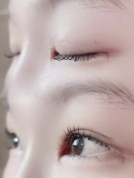 eyesalon&meの写真/大人のナチュラル美を叶える目元へ。上品で自然な仕上がりのまつげでパッチリ目元を演出!