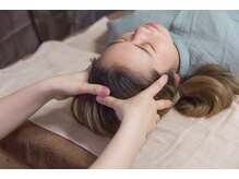 頭蓋骨から優しくほぐす当店自慢のドライヘッドスパ！