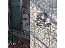 入り口奥に小さい看板がございます♪