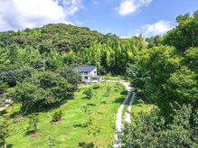 自然に囲まれた隠れ家。静かな環境でゆったりとお過ごしください