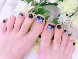 冬の夜空に雪の結晶ネイル