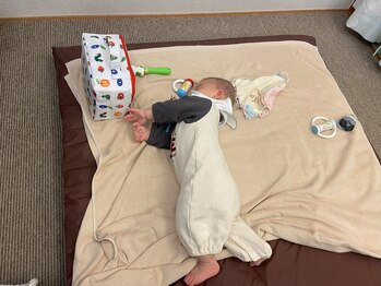 子育てママの整体サロン/施術中のお子様の様子