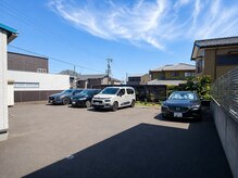 山鍼灸院の雰囲気（店舗裏の駐車場。最大5台停められます。）