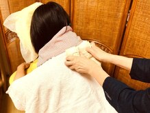 塩の部屋 四神ソルトセンターの雰囲気（首肩にはこちらのチェアが◎！背中を温めた塩棒でゆるめることも）