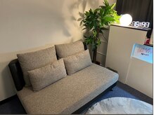 コガオファクトリー 旭川院(KOGAO FACTORY)の雰囲気（レジカウンターソファ）