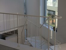 【表参道】大きな窓から光が差し込み、広々とした開放的な空間。