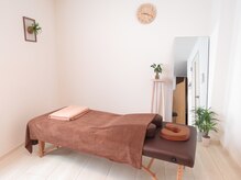 トキまち整体/施術ベッドと室内風景