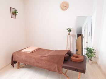 トキまち整体/施術ベッドと室内風景