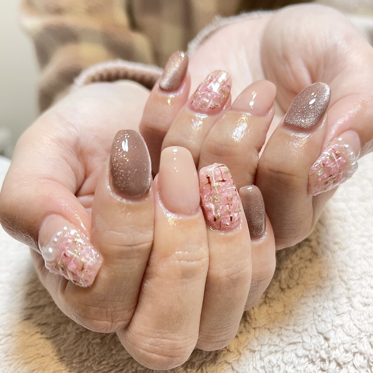 2025年-2026年冬トレンド】ピンク ツイードのネイルデザイン集｜人気順