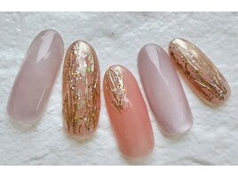 上品カラーで華やかネイル