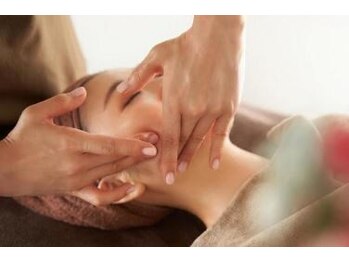 シラユリ(shirayuri)の写真/【全室個室】シミ・しわ・たるみを改善しすっきりしたフェイスラインに。小顔効果抜群の美肌フェイシャル。