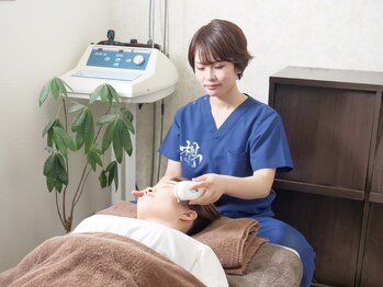 にしむら接骨院 天三院の写真/【理想の小顔が叶う★】美顔器＋熟練の手技、美容鍼ですっきり小顔に♪痛みの少ない施術で優しく小顔矯正◎