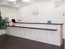 カラコン整体院の雰囲気（予約優先制でお待たせせずにご案内出来ます。）